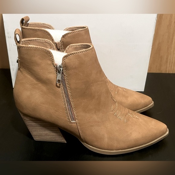 DV By Dolce Vita Kiki Flared Heel Bootie NWT - Picture 1 of 15